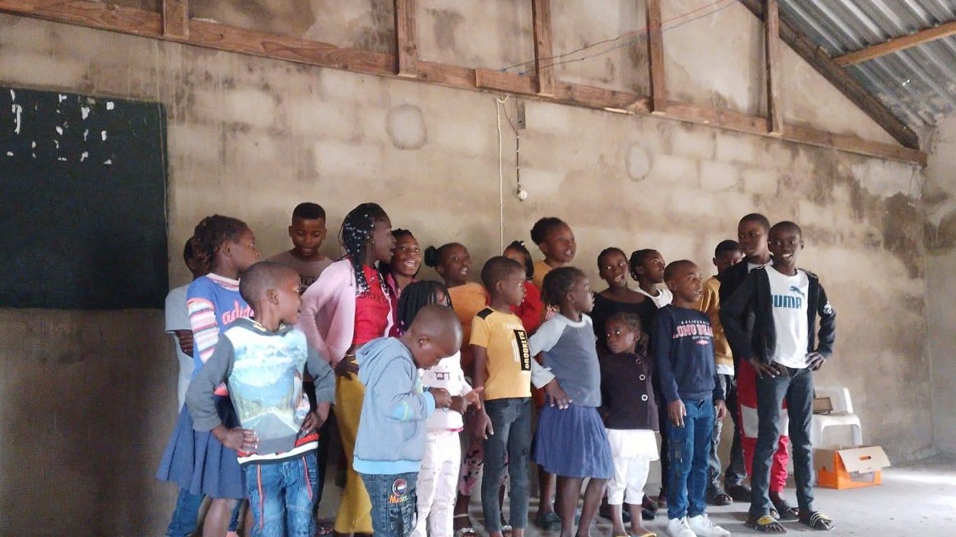 Construção de uma sala e ajuda de Crianças da Escola Dominical da Igreja