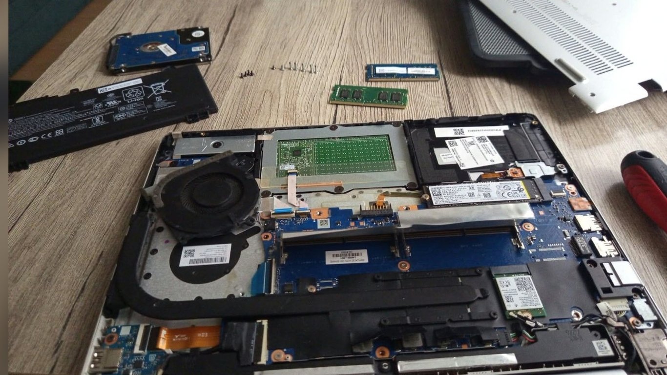 Help me get back to work: laptop parts after a liquid spill
