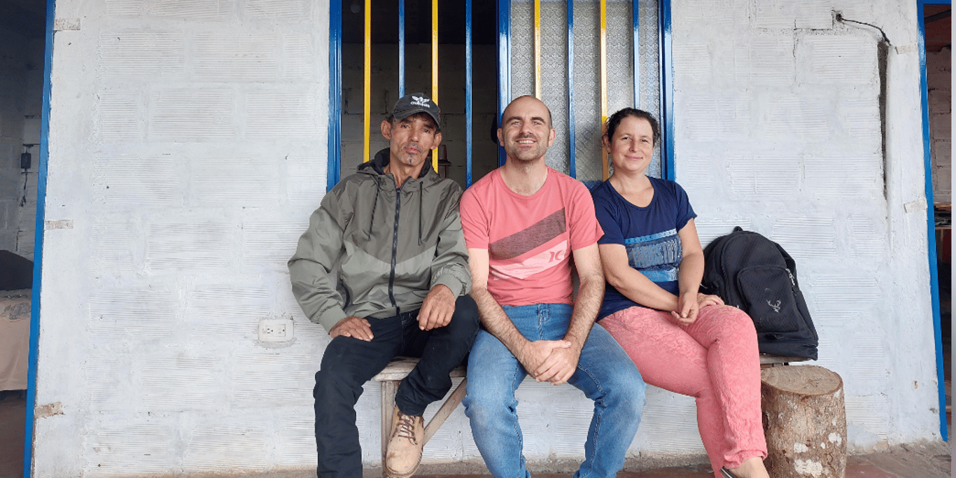 AYUDA A RECONSTRUIR LA FINCA DE CAFÉ EL ZORRO AZUL EN COLOMBIA