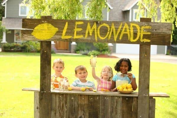 Geld inzamelen voor school limonade